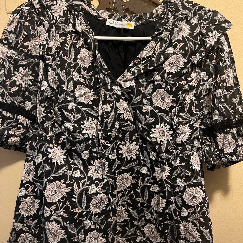 C&C California Black and White Floral Blouse